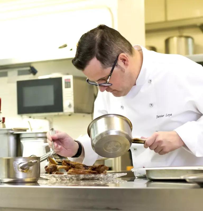 Javier Loya emplatando en una cocina